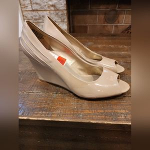 Bandolino wedges in nude